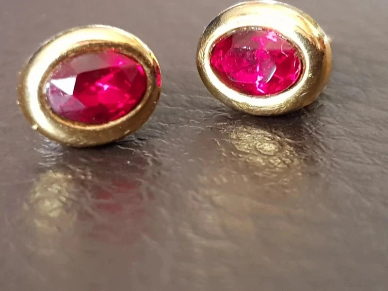 Boucle d oreilles dorée et pierre rouge